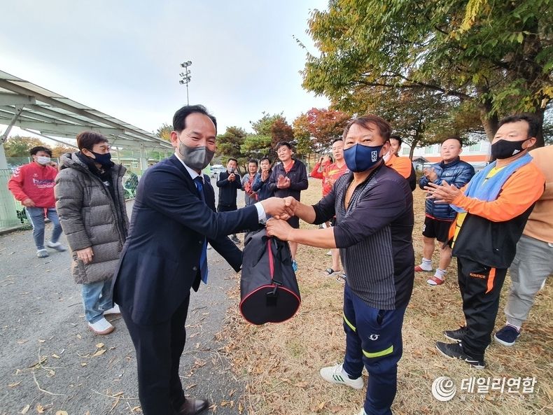 완주군 축구협회 이병관 회장이 시상을 진행하고 있다(사진=데일리연합DB)