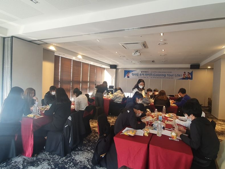 희망디딤돌 전북센터(센터장 김미선)는 전북개발공사(사장 김천환)와 함께 지난 6일(토)부터 이틀간 전라북도 내 보호아동청소년을 대상으로 진로비전캠프 ‘컬러링 유어 라이프(coloring your life)’를 진행했다고 8일(월), 밝혔다. 사진은 진로비전캠프 참여아동 활동 사진 모습. (사진제공=희망디딤돌 전북센터)