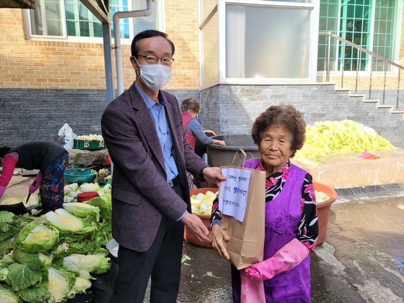 임실군 성수면 행복보장협의체, 최정규 성수면장...사랑 더하는 행복 꾸러미 전달(사진=임실군)