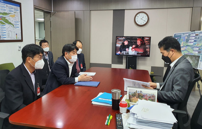 이남섭 부군수 이원택 국회의원 국가예산확보 설명(사진=순창군청)
