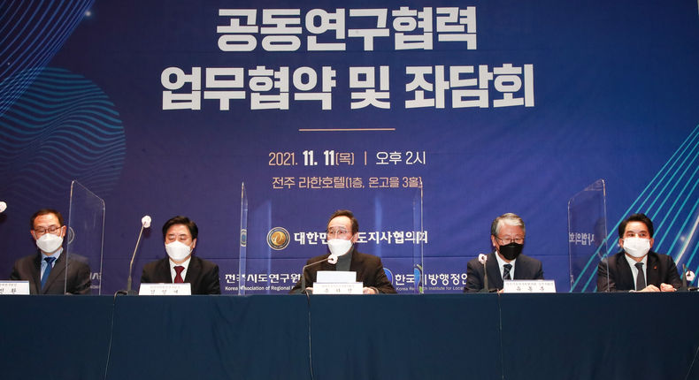 11일 전주 라한호텔에서 열린 '지방분권과 균형발전, 중앙지방협력 강화'를 위한 공동연구협력 업무 협약식에 송하진 대한민국시도지사협의회장을 비롯한 참석자들이 협약식을 갖고 있다. 왼쪽부터 배진환 한국지방세연구원장, 김일재 한국지방행정연구원장, 송하진 대한민국시도지사협의회장, 유동훈 전국시도연구원협의회 수석부회장, 이인재 한국지방재정공제회이사장. (사진=대한민국시도지사협의회)