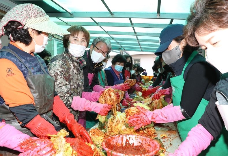 정읍시 여성단체협의회, ‘행복한 겨울나기 김장김치 나눔 행사’ 펼쳐(사진=정읍시청)