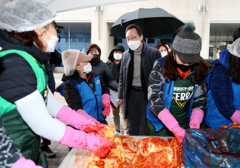 송하진 전북도지사는 22일 전북도청 다목적광장에서 열린 제3회 통일김치 김장담그기 및 나눔행사에 참석한 이북도민과 하나민(북한이탈주민) 등 참석자들을 격려하고 있다. (사진=전북도청)