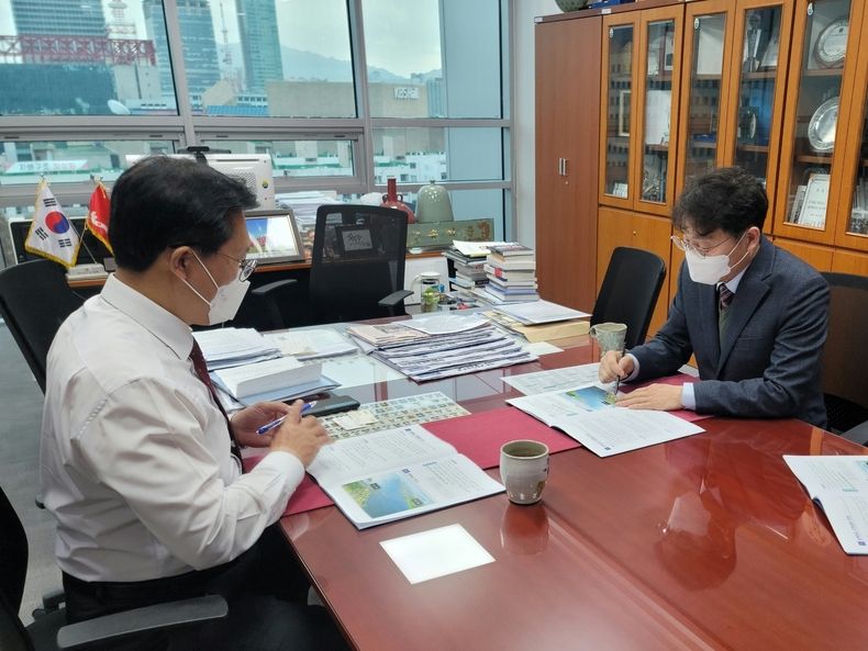 황철호 부시장 국회방문, 예결(상임)위원 면담 국비지원 요청(사진=군산시)