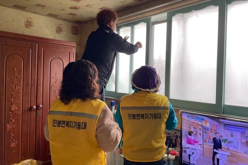 사진=진봉면복지기동대 수도 동파 방지 및 창문 단열 봉사활동