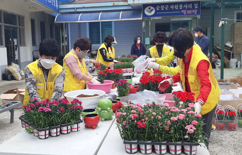 자원봉사 마일리지 제도 운영 자원봉사종합센터 카네이션 꽃바구니 제작 전달(사진=순창군청)