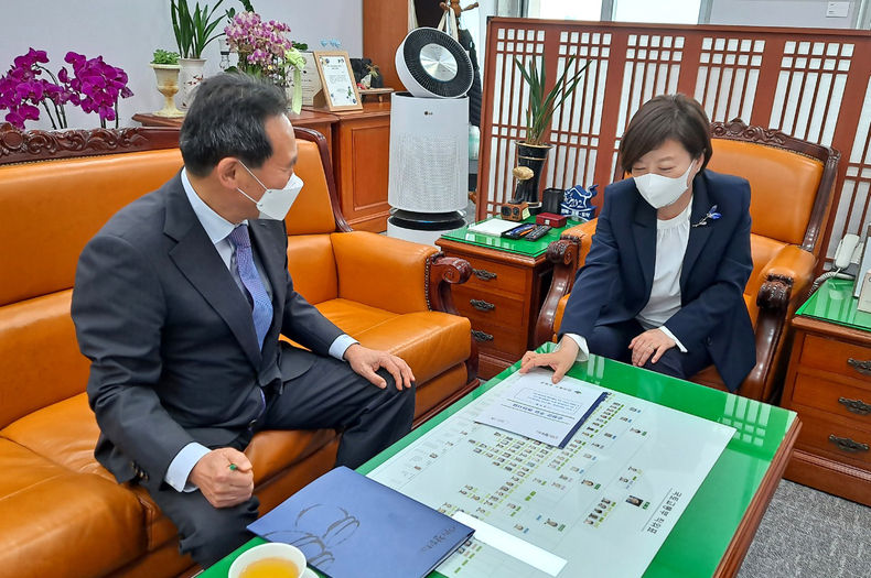 국가예산확보 쾌거, 황숙주 순창군수 국가예산확보 국회 국토교통위원장 진선미 의원(사진=순창군청)