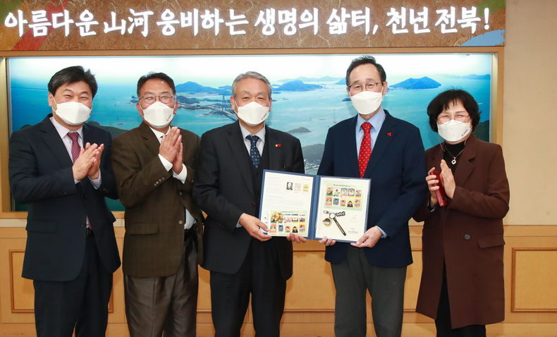 2021년도 결핵퇴치기금 마련 크리스마스씰 증정식(사진=전북도청)