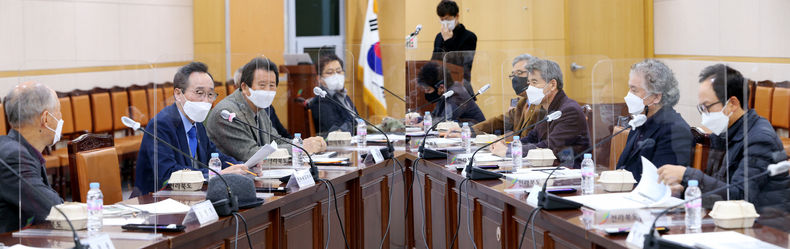 8일 전북도청 중회의실에서 열린 세계서예비엔날레관(이하 ‘비엔날레관’) 건립 용역자문위원회에 참석한 송하진 전북도지사와 건립 자문위원 등이 건립관련하여 의견을 나누고 있다.(자료=전북도청)