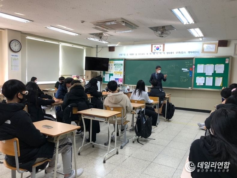 양평호 강사(한국메타버스연구원 지도교수)가 3학년 학생들을 대상으로 메타버스 교육을 하고 있다(사진=데일리연합DB)