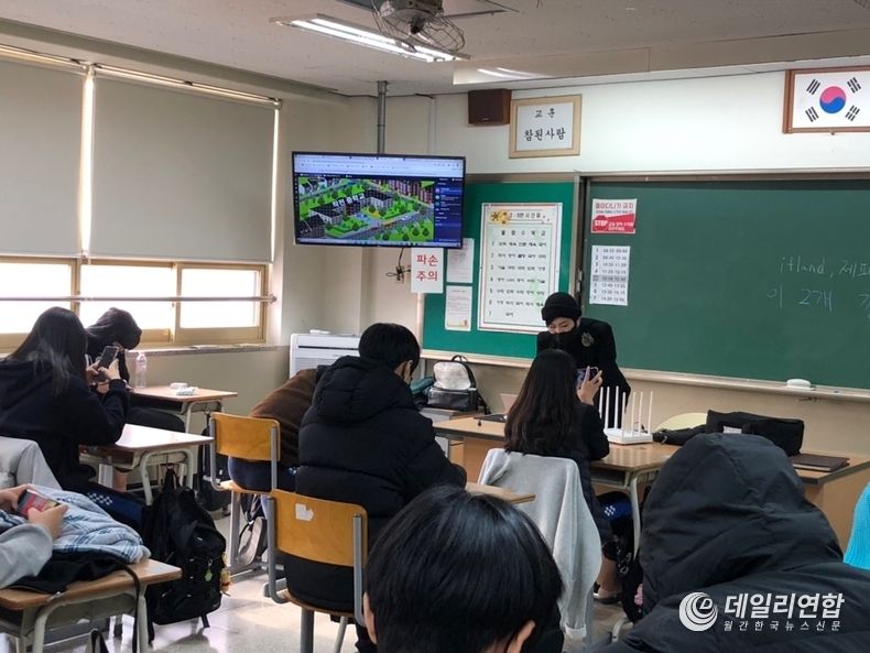 박민정 강사(한국메타버스연구원 지도교수)가 첫 날 사전 제작한 게더타운 맵을 학생들과 함께 체험하고 있다(사진=데일리연합DB)