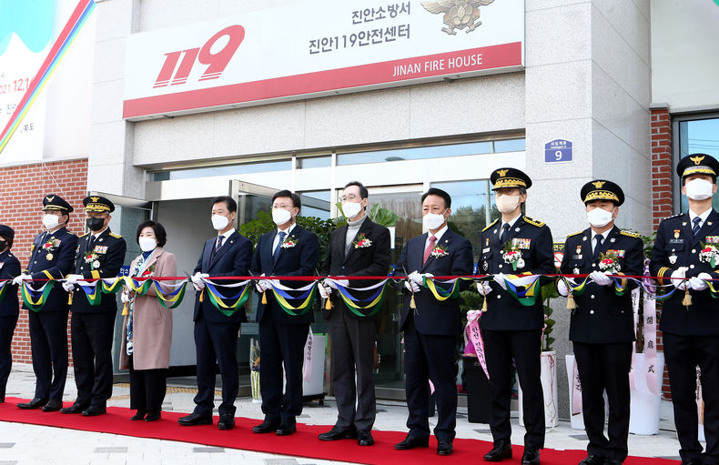14일 진안군 쇠징계로에서 열린 진안소방서 개청식에 송하진 도지사 비롯한 도의원, 진안주민 등이 참석한 가운데 개청 기념 테이프커팅식을 하고 있다. (사진=전북도청)