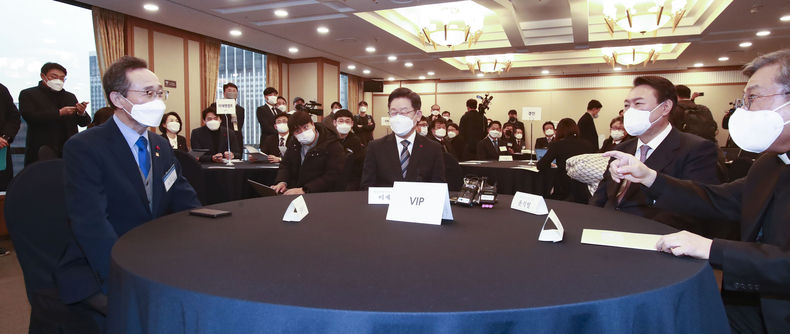 27일 서울 한국프레스센터에서 열린 2021 한국지방자치대상 시상식에 송하진도지사가 한국지방자치 대상에 선정된 가운데 이재명 더불어민주당 대선후보와, 윤석열 국민의힘 대선후보와 이야기를 나누고 있다. (사진=전북도청)