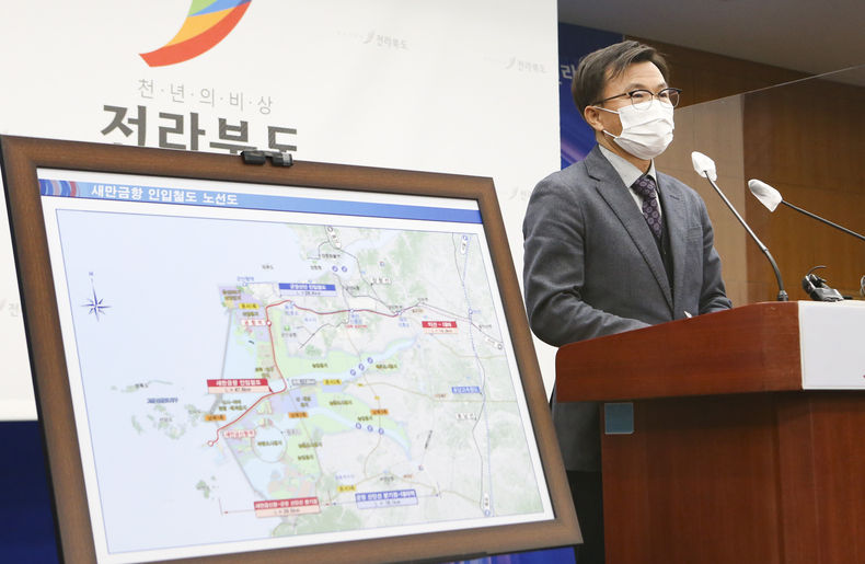 새만금 인입철도 예타통과 브리핑-김형우 건설교통국장 (사진=전북도청)
