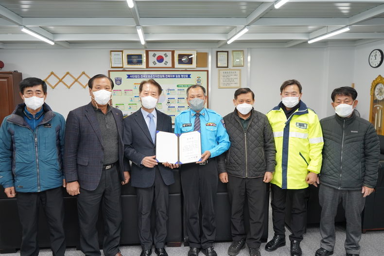 사진= 道자치경찰위원회, 모범운전자에 감사장 수여