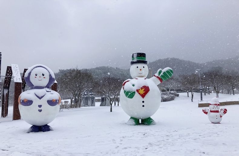 “내장산 조각공원에 눈사람 가족이 놀러 왔어요!”(사진=정읍시청)