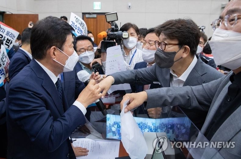 김진표 법사위 안건조정위원장인 민주당 김진표 의원이 26일 국회에서 열린 법제사법위원회 안건조정위원회에서 국민의힘 권성동 원내대표와 유상법 의원 등과 언쟁을 벌이고 있다. 출처=연합뉴스