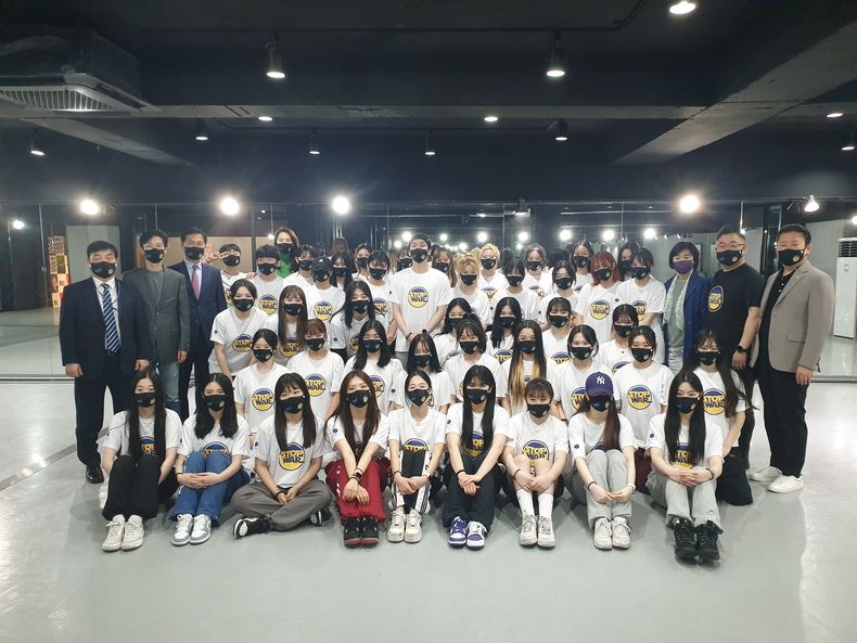 이상길 교수가 이끄는 LJ댄스아카데미 팀과 단체사진 