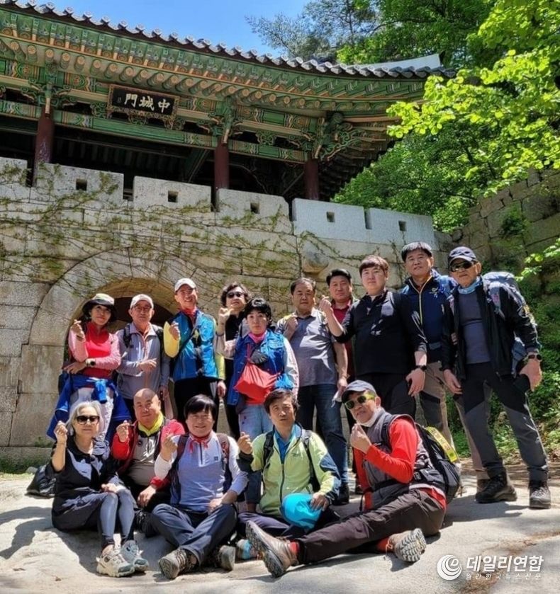북한산 중문에 올라 국제녹색휴머니티기구의 회원들의 결속을 다지다. 