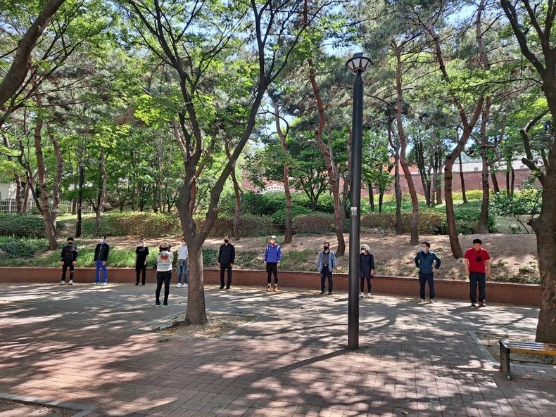 R브레인의 바르게걷기를 설명하고 있다