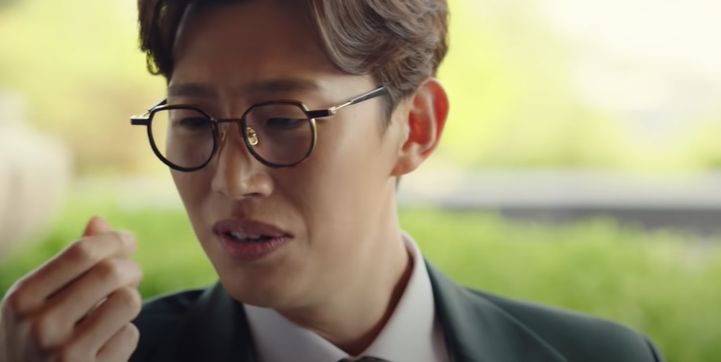 사진설명: ‘이상한 변호사 우영우’에서 변호사 정명석 역할을 맡은 강기영 배우. '김비서가 왜 그럴까'에서 연애 고자인 이영준(박서준 분)의 친구로 사이다 연애 상담을 해준다. 사진출처= 유튜브화면캡쳐