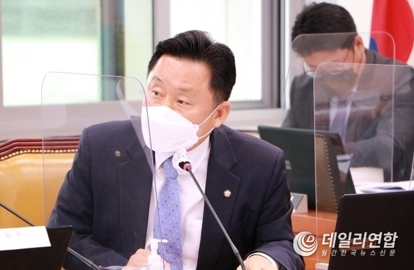 사진 = 최인호의원 국감진행질의중 