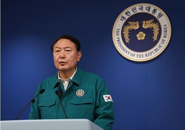 윤석열 대통령이 30일 오전 서울 용산 대통령실 청사 브리핑룸에서 ‘이태원 핼러윈 참사’와 관련 대국민 담화를 발표하고 있다. (사진=저작권자(c) 연합뉴스)