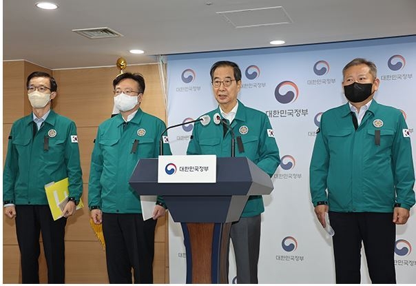 한덕수 국무총리가 30일 정부서울청사에서 ‘이태원 사고’ 브리핑을 하고 있다. (사진=저작권자(c) 연합뉴스)