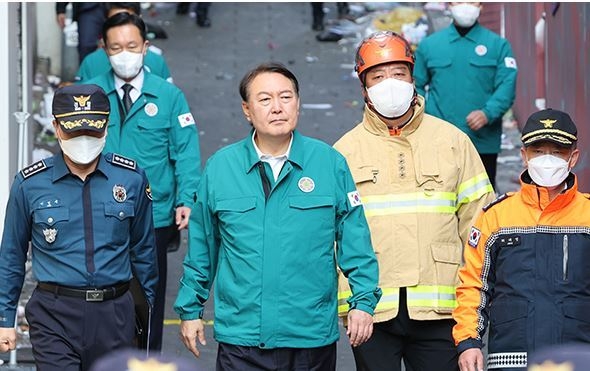 윤석열 대통령이 지난 30일 이태원 압사 사고 현장을 둘러보고 있다. (사진=저작권자(c) 연합뉴스)