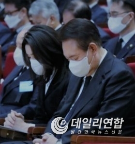 <strong>사진, 윤석열 대통령과 부인 김건희 여사가 5일 서울 백석대학교 서울캠퍼스에서 열린 한국교회 이태원 참사 위로 예배에서 기도하고 있다.</strong>