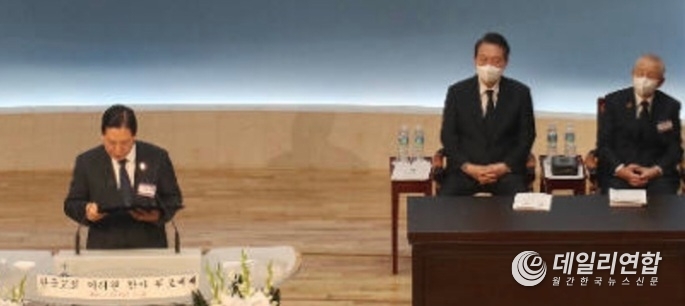 지난 5일 한국교회 이태원 참사 위로 예배에 윤석열 대통령을 비롯한 김건희 여사, 대통령실 김대기 비서실장, 김용현 경호처장, 김은혜 홍보수석, 강승규 시민사회수석, 임종득 국가안보실 2차장, 김일범 의전비서관 등이 함께 참석했다.