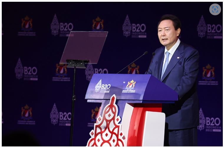 윤석열 대통령이 14일 인도네시아 발리 누사두아 컨벤션센터(BNDCC)에서 열린 ‘B20 서밋 인도네시아 2022’에서 ‘글로벌 복합위기 극복을 위한 기업의 역할, 그리고 디지털 전환 시대의 글로벌 협력’을 주제로 기조연설을 하고 있다. (사진=연합뉴스)