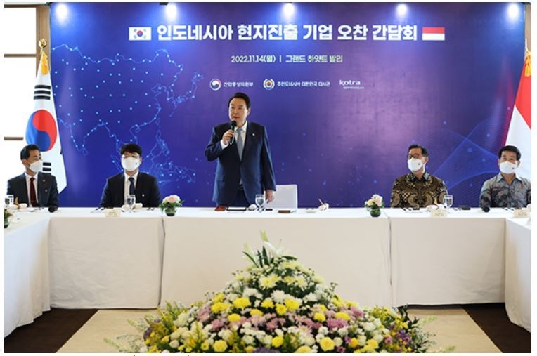 윤석열 대통령이 14일(현지시간) 인도네시아 발리 한 호텔에서 열린 인니 현지 진출기업 오찬간담회에서 발언을 하고 있다. (사진=연합뉴스)