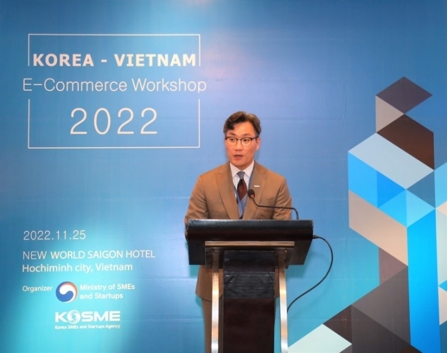 지난 25일 베트남 호찌민에서 열린 '한국-베트남 이커머스 워크숍'에서 안정곤 중소벤처기업진흥공단 글로벌성장본부장이 개회사를 하고 있다. (사진제공 : 중소벤처기업진흥공단)