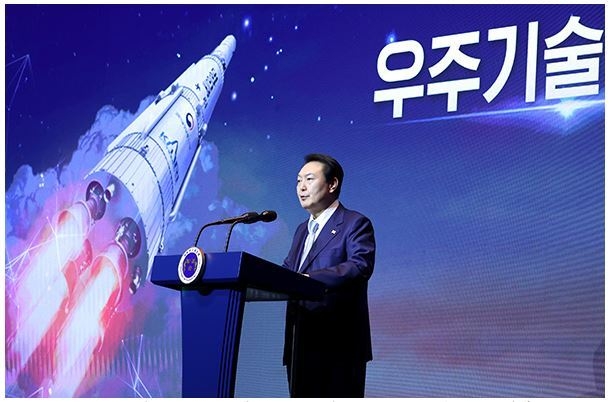 윤석열 대통령이 28일 미래 우주 경제 로드맵 선포식에서 대한민국이 우주경제 강국으로 도약하기 위한 2045년까지의 정책방향을 담은 로드맵을 발표하고 있다. (사진=연합뉴스)