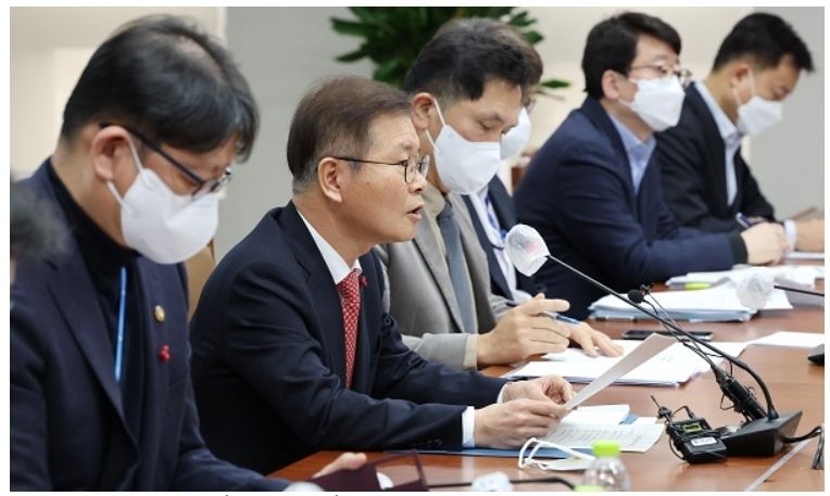 이정식 고용노동부 장관(왼쪽 두번째)이 5일 오전 세종시 정부세종청사에서 열린 확대간부회의에서 발언하고 있다. (사진=연합뉴스)