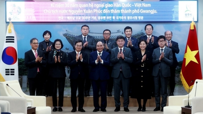 광주시가 12월 6일 베트남의 날을 선포하고 참석자들이 기념촬영을 하고 있다. (사진제공 : 광주시)