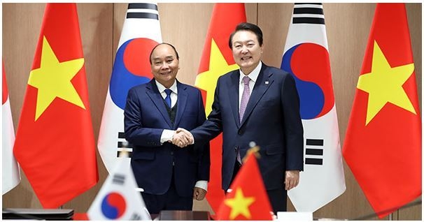 윤석열 대통령과 응우옌 쑤언 푹 베트남 국가주석이 5일 오후 서울 용산 대통령실 청사에서 열린 한-베트남 정상회담에서 악수하고 있다. (사진=연합뉴스)
