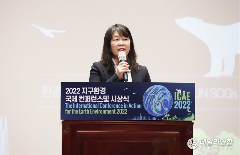 (사)국제환경청년연합회 이정희 회장이 19일 2022 지구환경 국제 컨퍼런스 및 시상식에서 개회사를 하고 있다. (사진제공: SNS기자연합회)