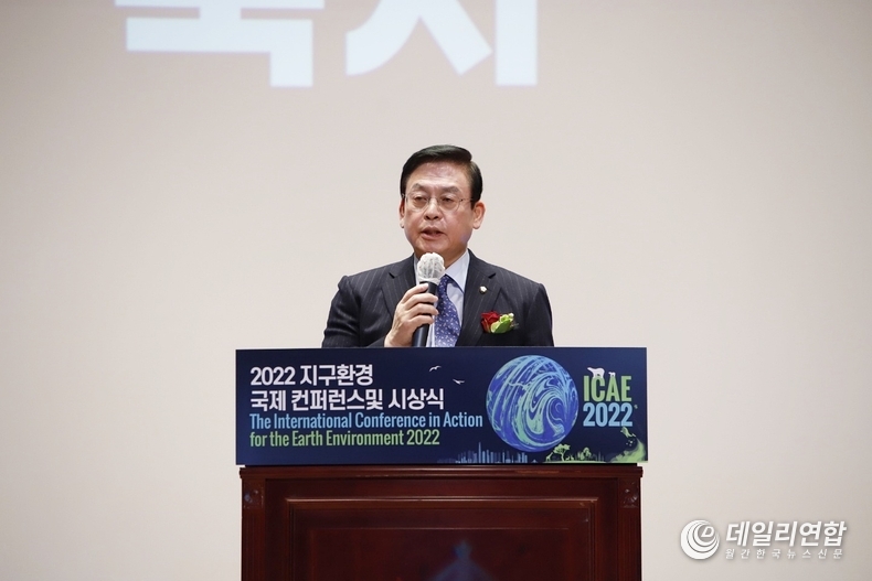 정우택 국회 부의장이 19일 '지구환경 국제 컨퍼런스 및 인터내셔널 리더어워드'에서 축사를 진행하고 있다.