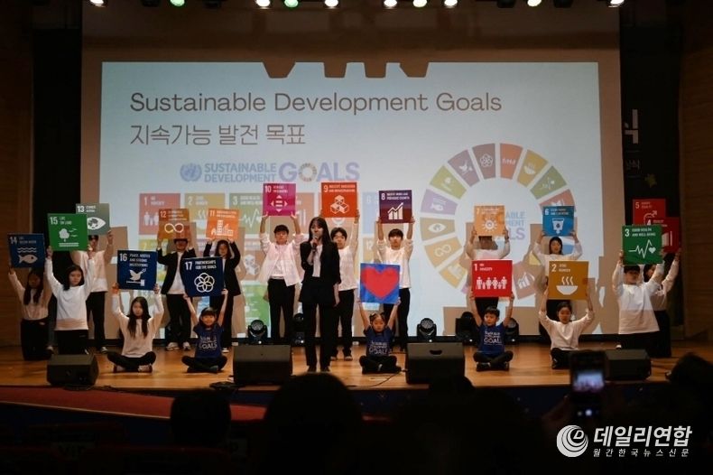 ‘지구환경 국제 컨퍼런스 및 시상식’에서 청소년들의 'UN SDGs 실천방안 발표’가 있었다. (사진제공: SNS기자연합회)