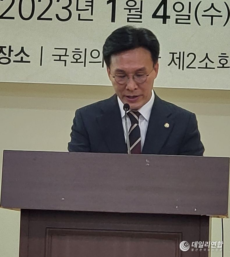  <strong>김민석 의원(더불어 민주당)의 나와 신년감사예배를 위해 대표기도를...</strong>