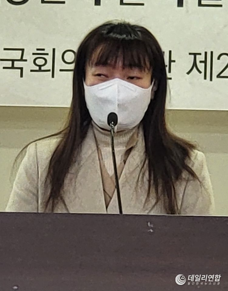  성경봉독중인 비례대표 <strong>김예지 의원(국민의 힘)</strong>