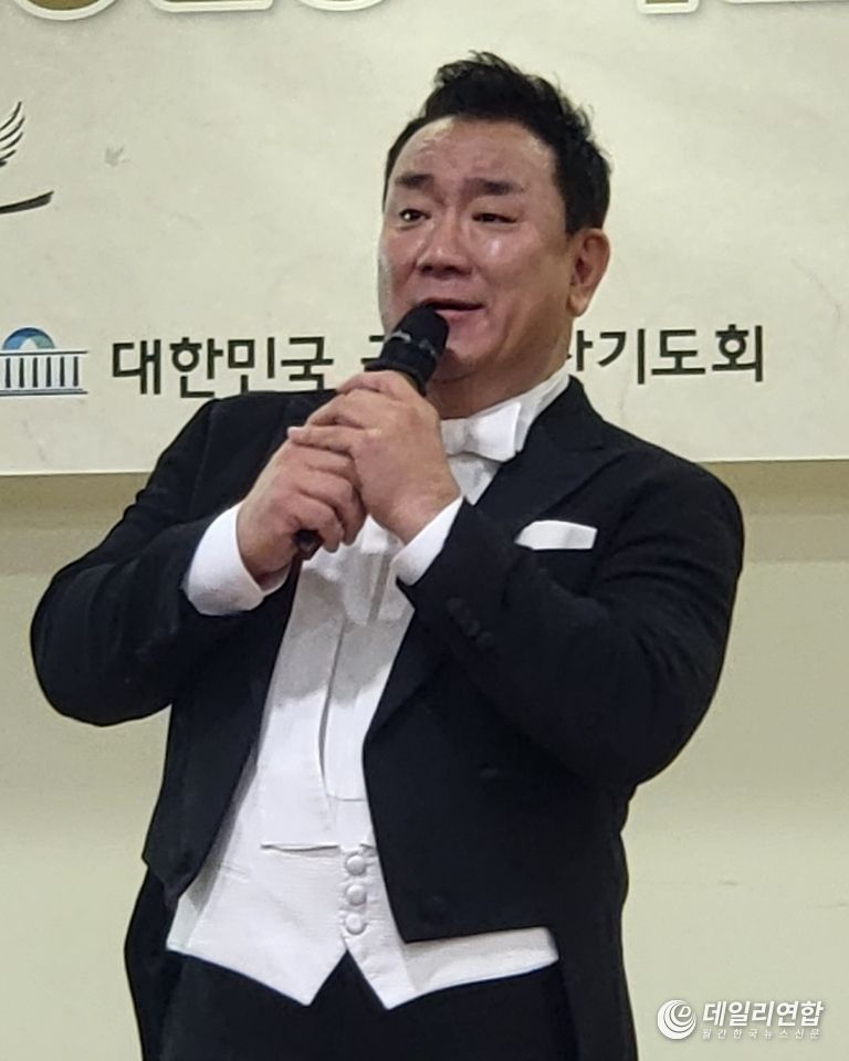  <strong>베이스 함석헌이 강단에 올라 ’나같은 죄인 살리신‘ 특별찬양을 하고 있는 모습</strong>