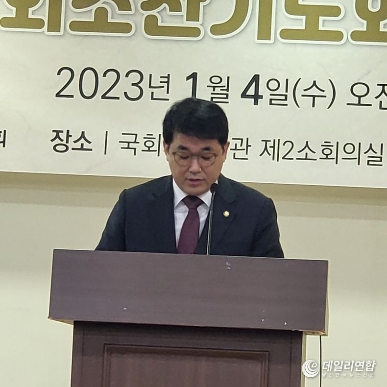  <strong>배준영 의원(국민의힘)이 나와 한반도와 세계 평화를 위한 특별기도를 하고 있다.</strong>