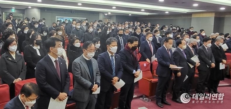  150여명이 참석한 가운데 다함게 일어나 찬송'찬양하여라'를 부르고 있는 기독의원을 비롯한 예배자들 모습.
