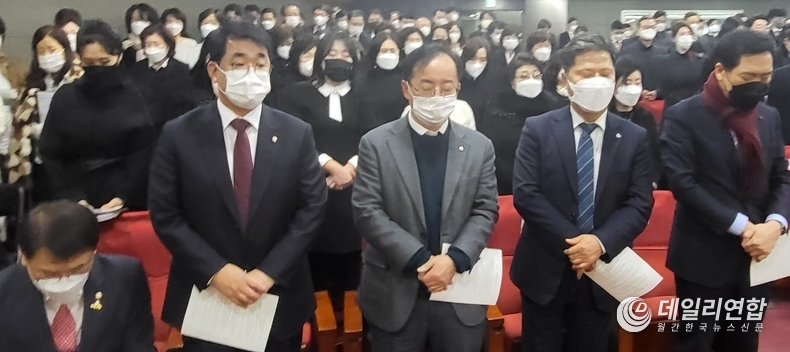  기독국회의원들과 함께한 기독인들이 함께 예배 찬양모습