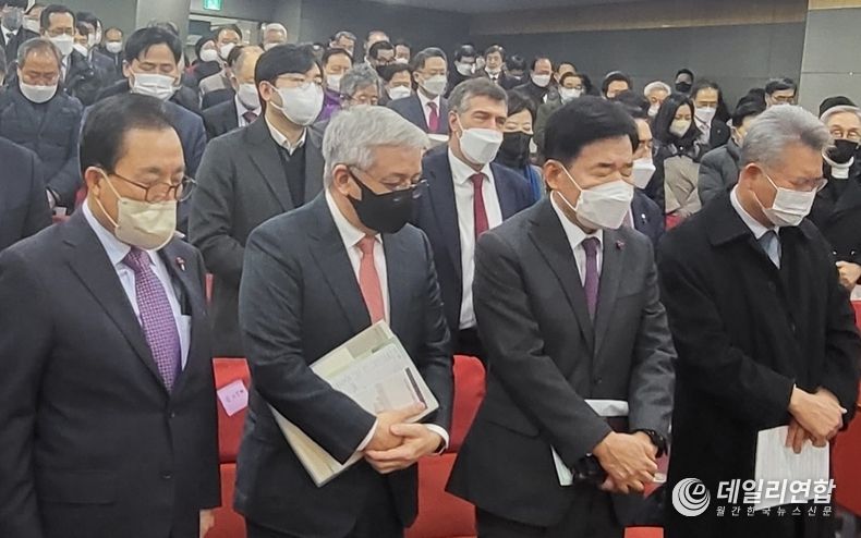 이채익 국회조찬기도회 회장, 김요셉목사(설교자). 김진표국회의장. 김회재 국회조찬기도회 부회장을 비롯한 기독인들의 예배 모습. <br>
