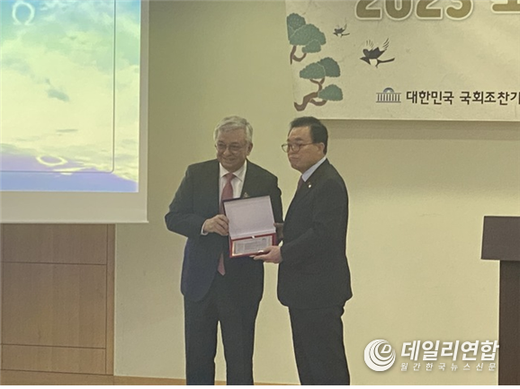  <strong>국헌국회기도문패‘ 전달식 - 이채익 국회조찬기도회 회장이 김요셉 설교자에게 전달.</strong>