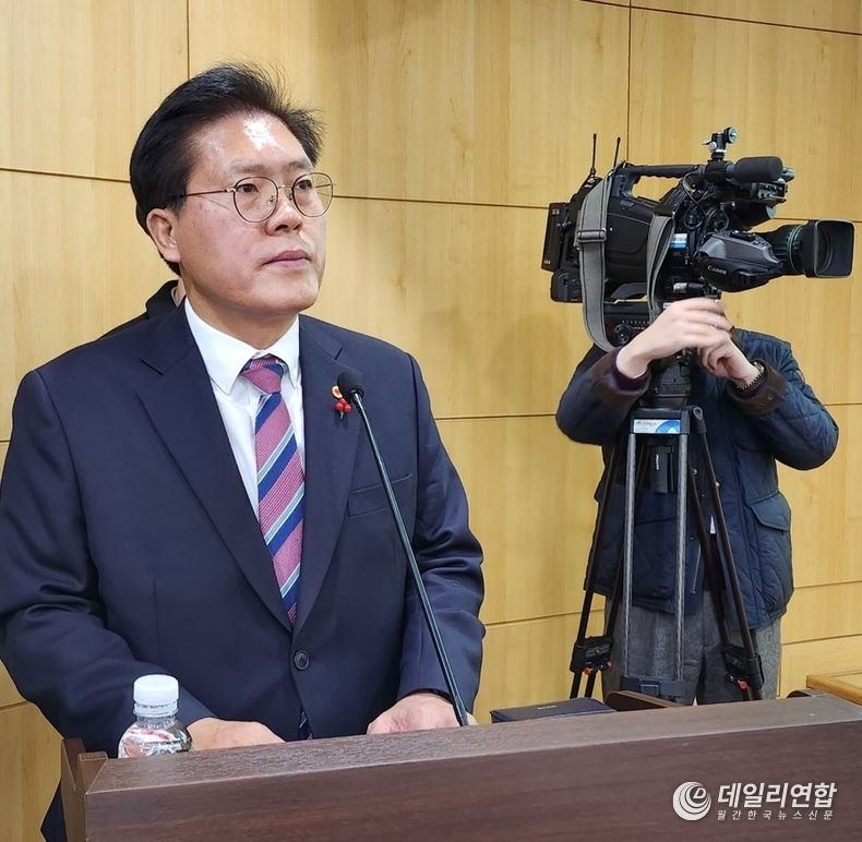  1부 예배 사회를 맡은 송석준 의원(국회조찬기도회 부회장)